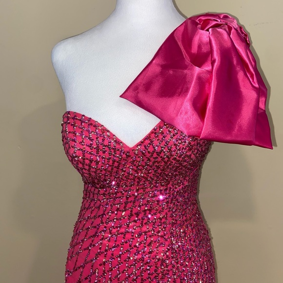 Dave & Johnny Dresses & Skirts - Dave & Johnny Pink One-Shoulder Dress